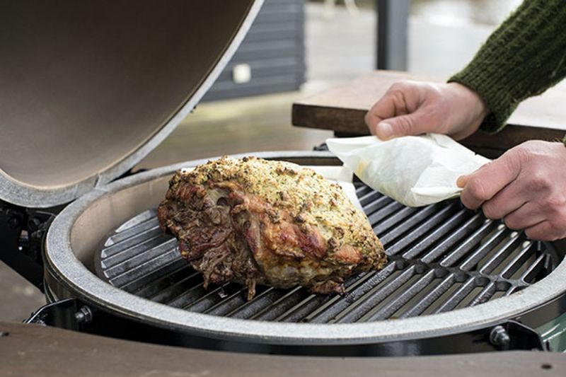 Gigot d'agneau réalisé au four/barbecue de cuisson extérieur BIG GREEN EGG région Mâcon (71)